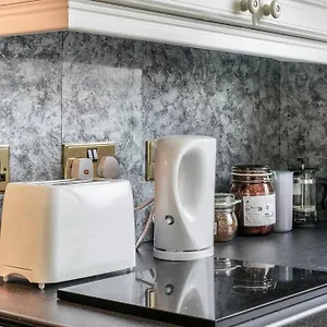 2 Bed Near & Ferry Apartment Belfast